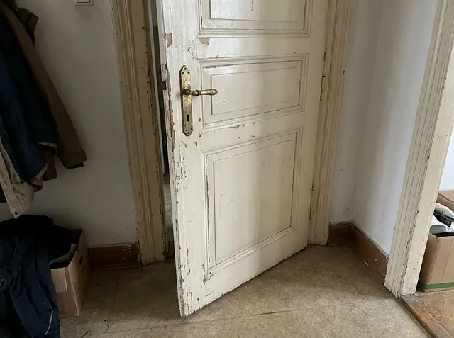 Alte überstrichene Innentür mit unsauberer Fuge
